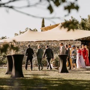 Mange-debout à housser, pieds croisés